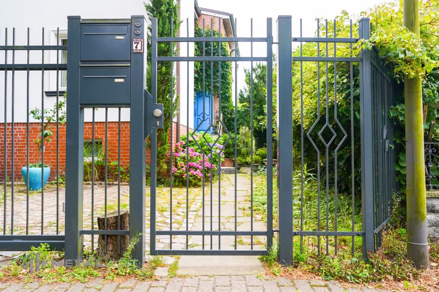 Ornament im Zaun, Zaunprojekt, Schmiedezaun, Zaunanlage in Welle, Zaun Metal Art, Zäune aus Polen, Zaun Berlin, Zäune und Tore, klassische Zäune, Schmuckzäune, Gartenzaun