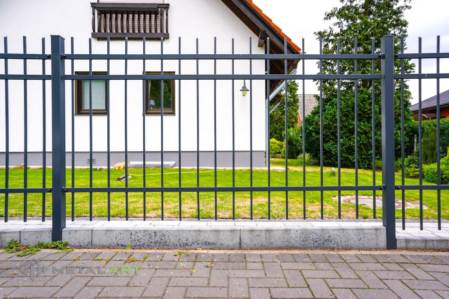 Asymmetrisches Doppelflügeltor, Zaunprojekt, Zaunportfolio, Zaunmuster, Schmiedezaun, Schmiedezäune, Zaunanlage Projekt, Zaun Metal Art, klassische Zäune, Gartenzaun, Gartenzäune