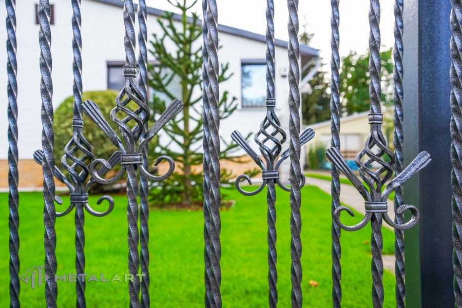 Ornament im Zaun, Zaunprojekt, Schmiedezaun, Zaunanlage in Welle, Zaun Metal Art, Zäune aus Polen, Zaun Berlin, Zäune und Tore, klassische Zäune, Schmuckzäune, Gartenzaun