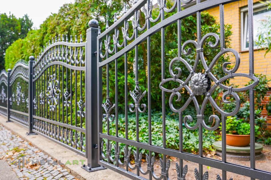 Ornament im Zaun, Zaunprojekt, Schmiedezaun, Zaunanlage in Welle, Zaun Metal Art, Zäune aus Polen, Zaun Berlin, Zäune und Tore, klassische Zäune, Schmuckzäune, Gartenzaun