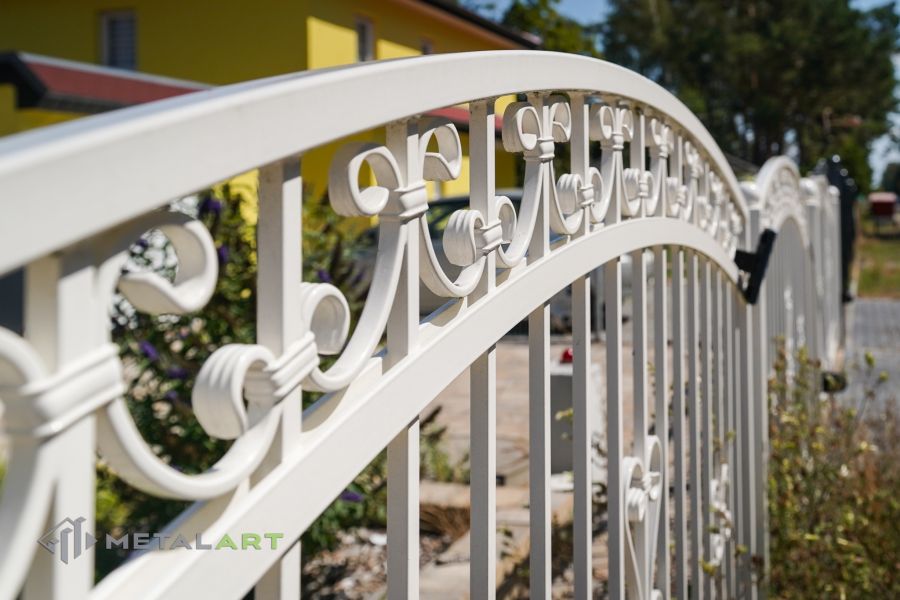 Schmuckzaun, Ornament im Zaun, Zaunprojekt, Schmiedezaun, Zaunanlage in Welle, Zaun Metal Art, Zäune aus Polen, Zaun Berlin, Zäune und Tore, klassische Zäune, Schmuckzäune, Gartenzaun