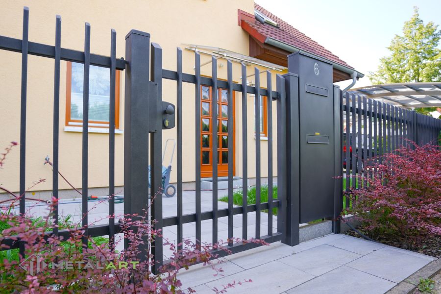Zaunprojekt mit Schiebetor mit integrierter Pforte, Zaunportfolio, moderne Zäune, Zaunanlage Projekt, Zaun Metal Art, Zäune aus Polen, Zaun Berlin, Zaun günstig kaufen, Zäune und Tore