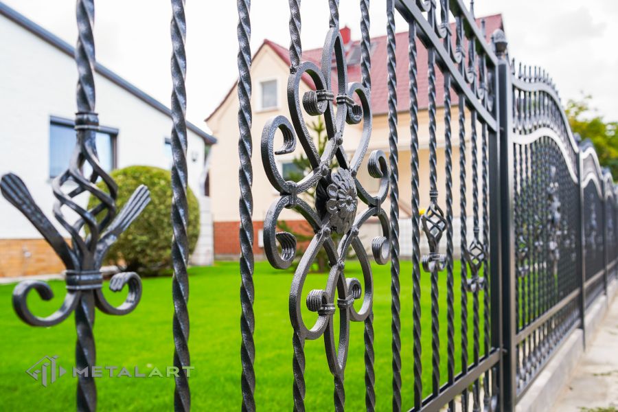 Ornament im Zaun, Zaunprojekt, Schmiedezaun, Zaunanlage in Welle, Zaun Metal Art, Zäune aus Polen, Zaun Berlin, Zäune und Tore, klassische Zäune, Schmuckzäune, Gartenzaun
