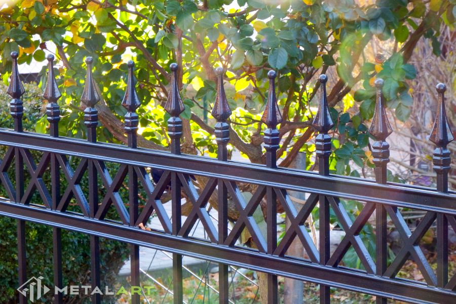 Zierelemente im Zaun, Zaunprojekt, Zaunportfolio, Zaunmuster, Schmiedezaun, Schmiedezäune, Zaunanlage Projekt, Zaun Metal Art, Zäune aus Polen, Zaun Berlin, Zaun günstig kaufen, Zäune und Tore, klassische Zäune, Schmuckzaun, Schmuckzäune