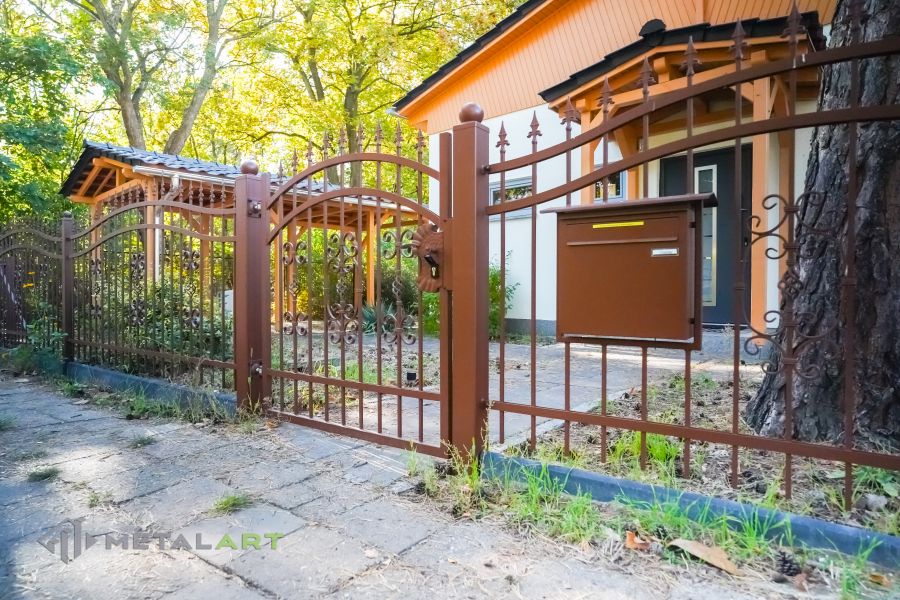 Schmuckzaun, Ornament im Zaun, Zaunprojekt, Schmiedezaun, Zaunanlage in Welle, Zaun Metal Art, Zäune aus Polen, Zaun Berlin, Zäune und Tore, klassische Zäune, Schmuckzäune, Gartenzaun