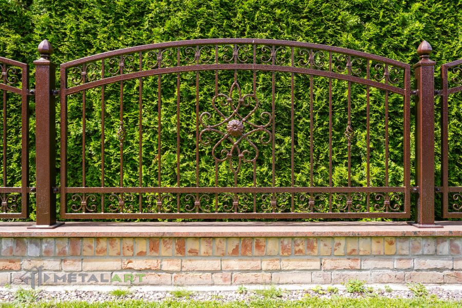 Ornament im Zaun, Zaunprojekt, Schmiedezaun, Zaunanlage in Welle, Zaun Metal Art, Zäune aus Polen, Zaun Berlin, Zäune und Tore, klassische Zäune, Schmuckzäune, Gartenzaun