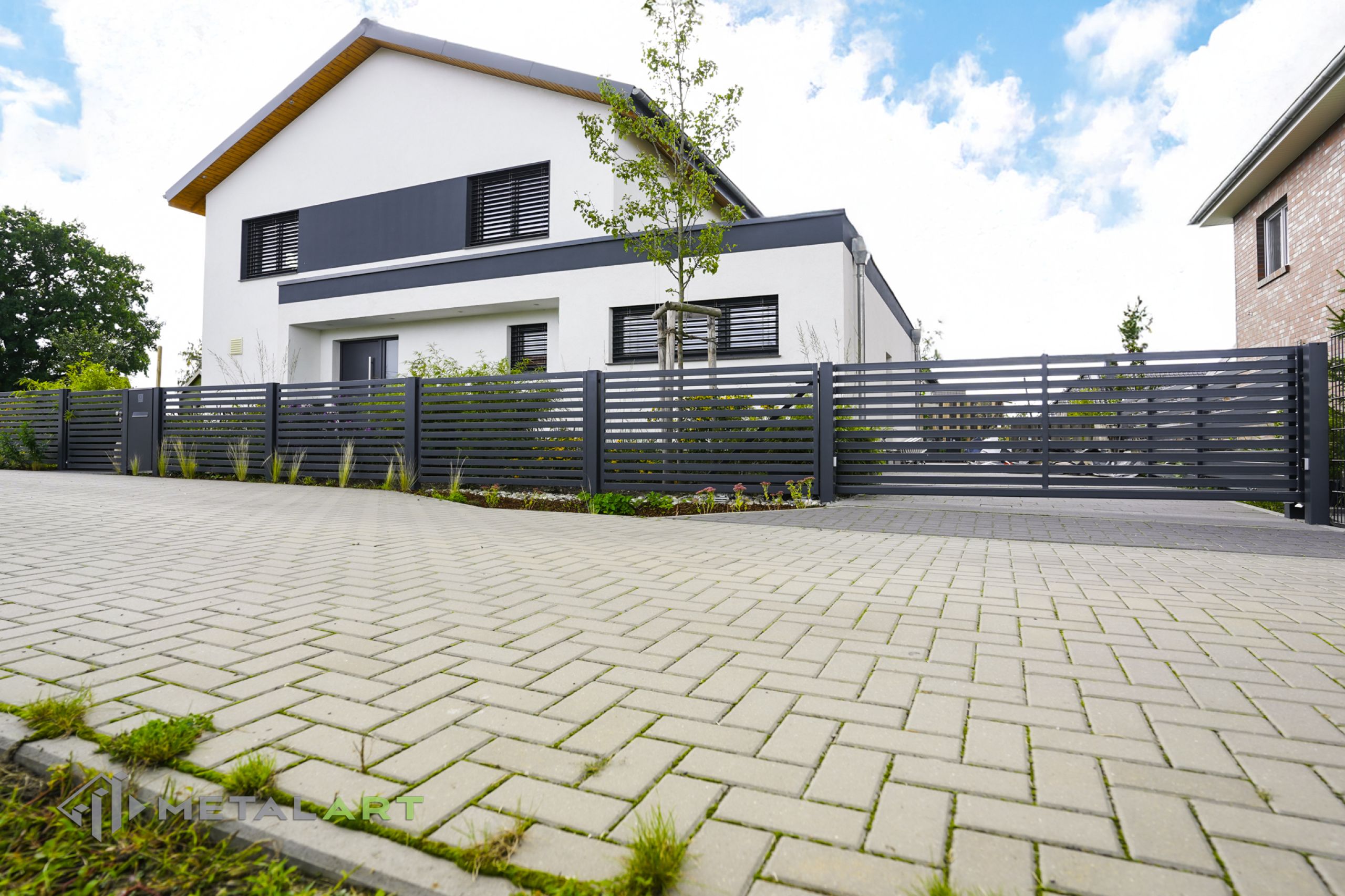 Zaunanlage modern, Briefkasten 