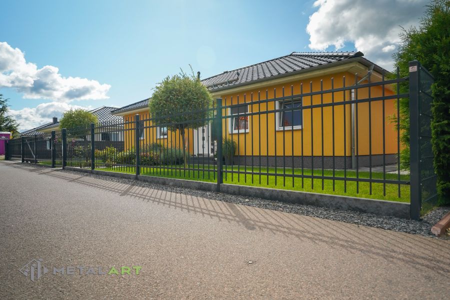 Asymmetrisches Doppelflügeltor, Zaunprojekt, Zaunportfolio, Zaunmuster, Schmiedezaun, Schmiedezäune, Zaunanlage Projekt, Zaun Metal Art, klassische Zäune, Gartenzaun, Gartenzäune