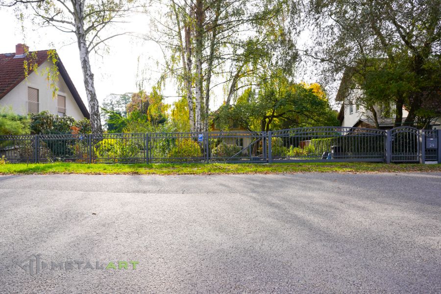 Schiebetore, Zaunprojekt, Zaunportfolio, Zaunmuster, Schmiedezaun, Schmiedezäune, Zaunanlage Projekt, Zaun Metal Art, Zäune aus Polen, Zaun Berlin, Zaun günstig kaufen, Zäune und Tore, klassische Zäune, Schmuckzaun, Schmuckzäune