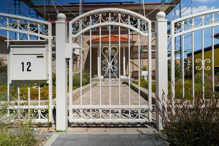 Schmuckzaun, Ornament im Zaun, Zaunprojekt, Schmiedezaun, Zaunanlage in Welle, Zaun Metal Art, Zäune aus Polen, Zaun Berlin, Zäune und Tore, klassische Zäune, Schmuckzäune, Gartenzaun