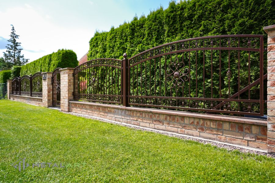Ornament im Zaun, Zaunprojekt, Schmiedezaun, Zaunanlage in Welle, Zaun Metal Art, Zäune aus Polen, Zaun Berlin, Zäune und Tore, klassische Zäune, Schmuckzäune, Gartenzaun