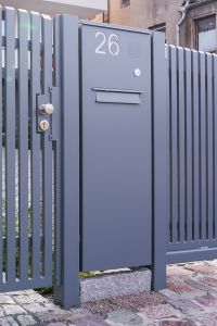 Briefkastenbox, Zaunanlage mit dem Briefkastenbox, Zaun, Briefkasten