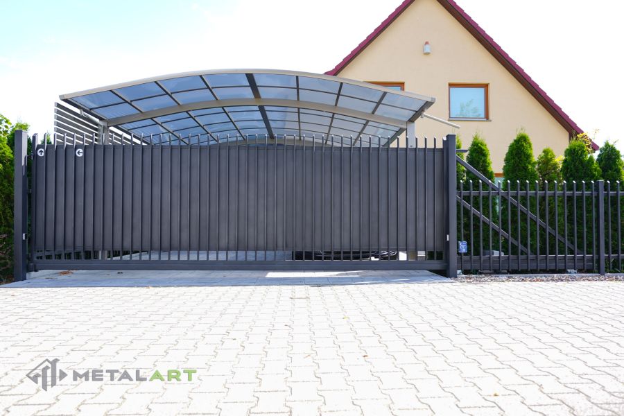 Zaunprojekt mit Schiebetor mit integrierter Pforte, Zaunportfolio, moderne Zäune, Zaunanlage Projekt, Zaun Metal Art, Zäune aus Polen, Zaun Berlin, Zaun günstig kaufen, Zäune und Tore