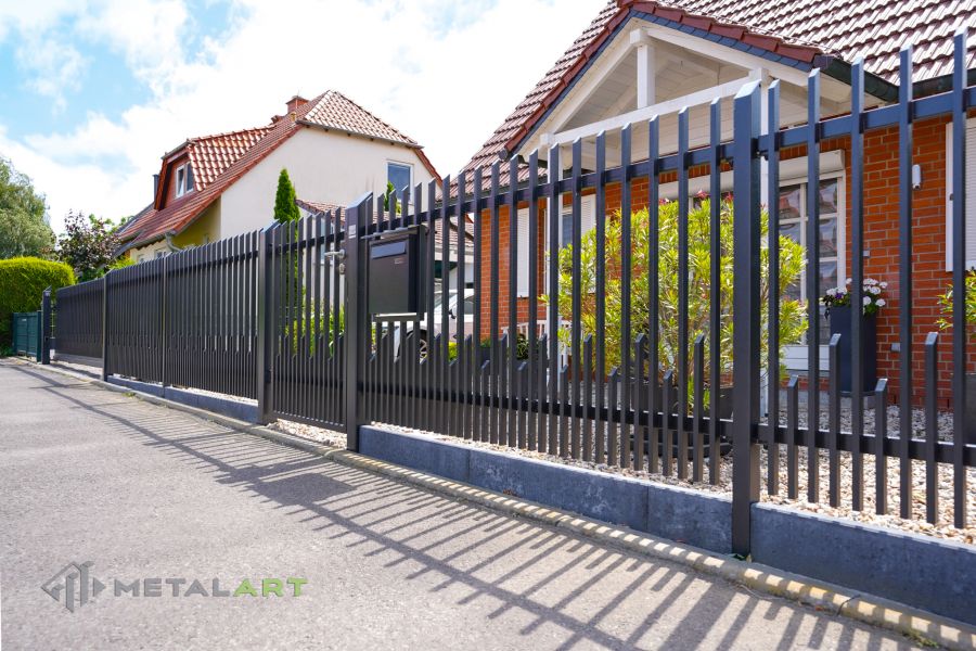 Zaunprojekt mit Schiebetor mit integrierter Pforte, Zaunportfolio, moderne Zäune, Zaunanlage Projekt, Zaun Metal Art, Zäune aus Polen, Zaun Berlin, Zaun günstig kaufen, Zäune und Tore