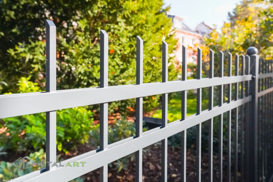 klassischer Zaun, Zaunprojekt, Zaunportfolio, Zaunmuster, Schmiedezaun, Schmiedezäune, Zaunanlage Projekt, Zaun Metal Art, Zäune aus Polen, Zaun Berlin, Zaun günstig kaufen, Zäune und Tore, klassische Zäune, Gartenzaun, Gartenzäune