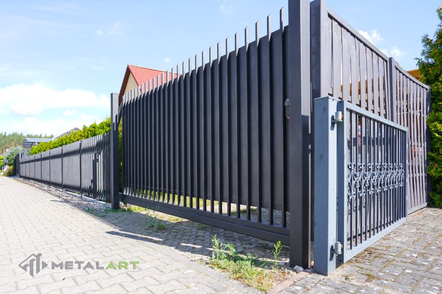 Zaunprojekt mit Schiebetor mit integrierter Pforte, Zaunportfolio, moderne Zäune, Zaunanlage Projekt, Zaun Metal Art, Zäune aus Polen, Zaun Berlin, Zaun günstig kaufen, Zäune und Tore