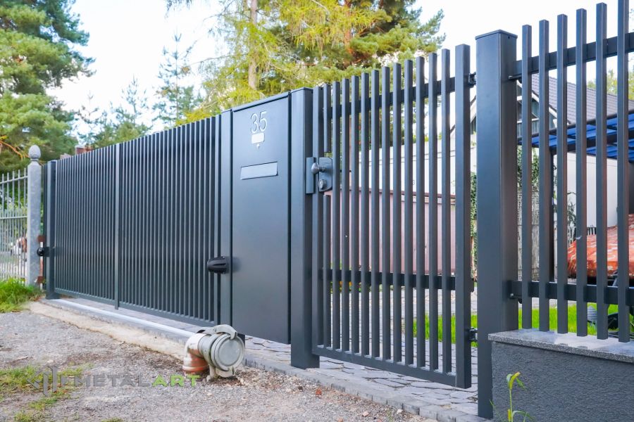 Zaunprojekt mit Schiebetor mit integrierter Pforte, Zaunportfolio, moderne Zäune, Zaunanlage Projekt, Zaun Metal Art, Zäune aus Polen, Zaun Berlin, Zaun günstig kaufen, Zäune und Tore