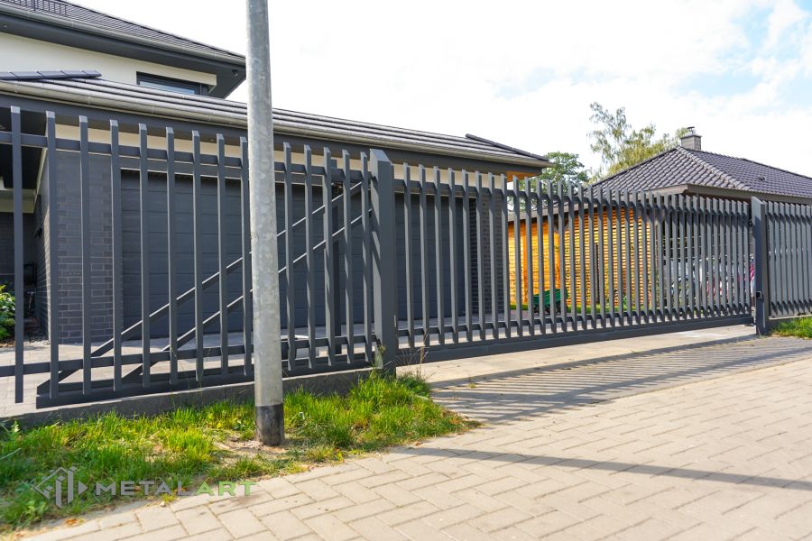 Zaunprojekt mit Schiebetor mit integrierter Pforte, Zaunportfolio, moderne Zäune, Zaunanlage Projekt, Zaun Metal Art, Zäune aus Polen, Zaun Berlin, Zaun günstig kaufen, Zäune und Tore