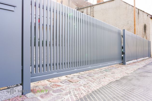 Schiebetor, Zaunprojekt, Zaunportfolio, moderne Zäune, Zaunanlage Projekt, Zaun Metal Art, Zäune aus Polen, Zaun Berlin, Zaun günstig kaufen, Zäune und Tore