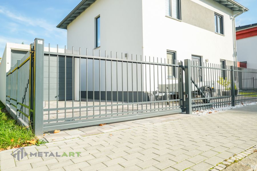 Zaunanlage, Zaunprojekt, Zaunportfolio, Zaunmuster, Schmiedezaun, Schmiedezäune, Zaun Metal Art, Zäune aus Polen, Zäune und Tore, klassische Zäune, Gartenzaun, Gartenzäune