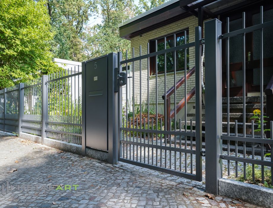 Designzaun, Zaunanlage, moderne Zäune, Zaun von Metal Art, Asymmetrisches Doppelflügeltor