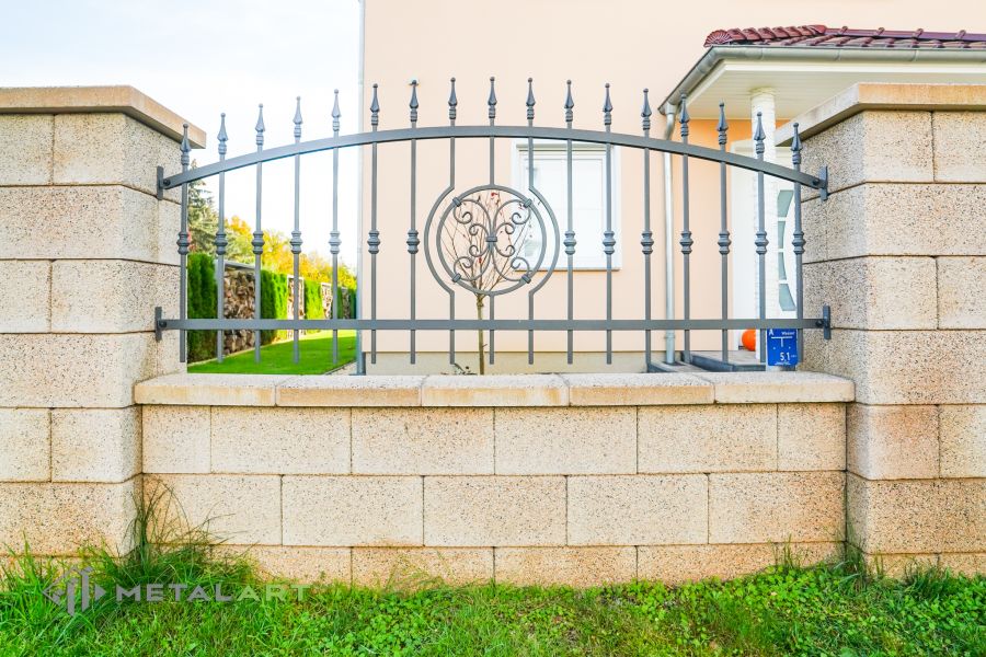 Schmuckzaun, Ornament im Zaun, Zaunprojekt, Schmiedezaun, Zaunanlage in Welle, Zaun Metal Art, Zäune aus Polen, Zaun Berlin, Zäune und Tore, klassische Zäune, Schmuckzäune, Gartenzaun