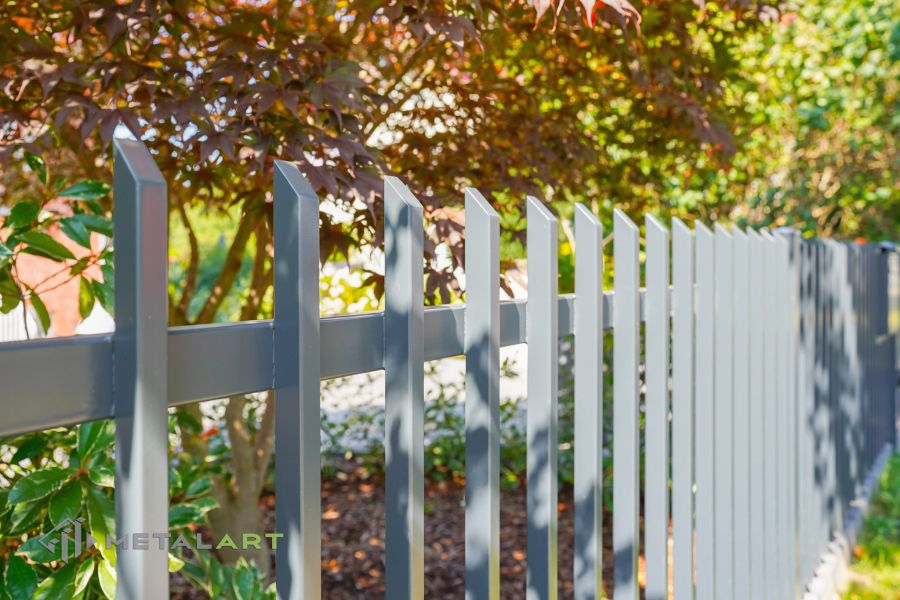 Zaunprojekt mit Schiebetor mit integrierter Pforte, Zaunportfolio, moderne Zäune, Zaunanlage Projekt, Zaun Metal Art, Zäune aus Polen, Zaun Berlin, Zaun günstig kaufen, Zäune und Tore