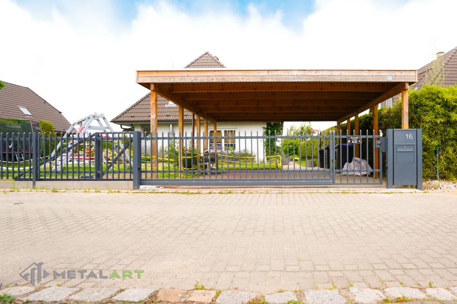 Zaunprojekt mit Schiebetor mit integrierter Pforte, Zaunportfolio, moderne Zäune, Zaunanlage Projekt, Zaun Metal Art, Zäune aus Polen, Zaun Berlin, Zaun günstig kaufen, Zäune und Tore