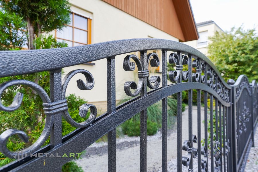 Schmuckzaun, Ornament im Zaun, Zaunprojekt, Schmiedezaun, Zaunanlage in Welle, Zaun Metal Art, Zäune aus Polen, Zaun Berlin, Zäune und Tore, klassische Zäune, Schmuckzäune, Gartenzaun