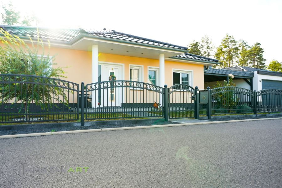 Schmuckzaun, Rahmenzaun, Schmiedezaun, Schmiedezäune, Zaunanlage Projekt, Zaun Metal Art, Zäune aus Polen, Zaun Berlin, mit Kugeln, klassische Zäune, Gartenzaun, Gartenzäune