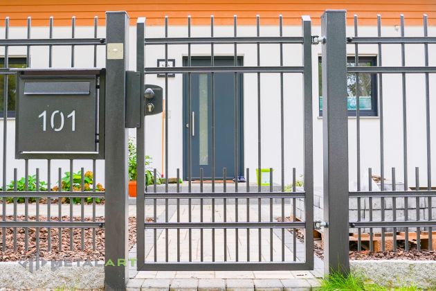 Pforte, Zaunprojekt, Zaunportfolio, Zaunmuster, Schmiedezaun, Schmiedezäune, Zaunanlage Projekt, Zaun Metal Art, Zäune aus Polen, Zaun Berlin, Zaun günstig kaufen, Zäune und Tore, klassische Zäune, Gartenzaun, Gartenzäune