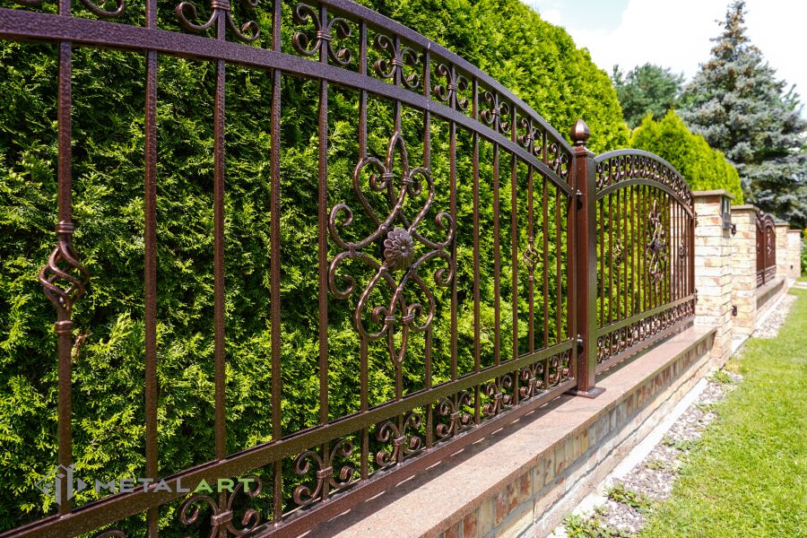 Ornament im Zaun, Zaunprojekt, Schmiedezaun, Zaunanlage in Welle, Zaun Metal Art, Zäune aus Polen, Zaun Berlin, Zäune und Tore, klassische Zäune, Schmuckzäune, Gartenzaun