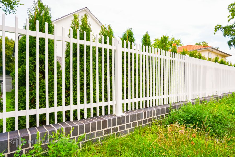 Zaunprojekt mit Schiebetor mit integrierter Pforte, Zaunportfolio, moderne Zäune, Zaunanlage Projekt, Zaun Metal Art, Zäune aus Polen, Zaun Berlin, Zaun günstig kaufen, Zäune und Tore