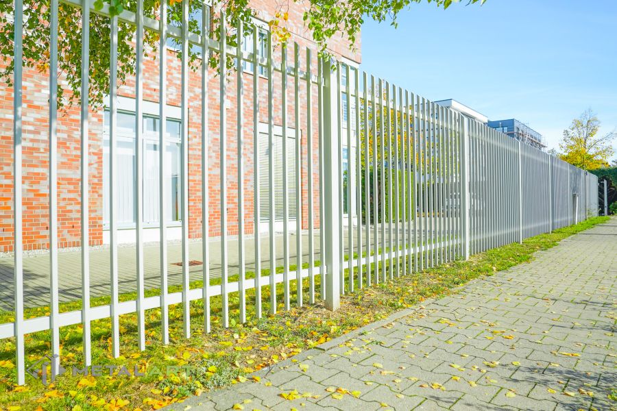 Zaunprojekt mit Schiebetor, Zaunportfolio, moderne Zäune, Zaunanlage Projekt, Zaun Metal Art, Zäune aus Polen, Zaun Berlin, Zaun günstig kaufen, Zäune und Tore