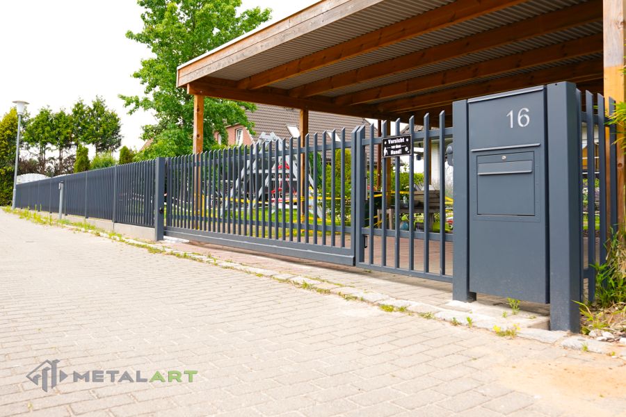 Zaunprojekt mit Schiebetor mit integrierter Pforte, Zaunportfolio, moderne Zäune, Zaunanlage Projekt, Zaun Metal Art, Zäune aus Polen, Zaun Berlin, Zaun günstig kaufen, Zäune und Tore