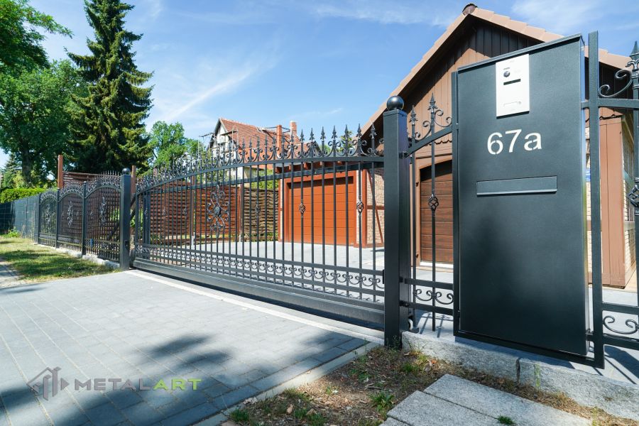 Ornament im Zaun, Zaunprojekt, Schmiedezaun, Zaunanlage in Welle, Zaun Metal Art, Zäune aus Polen, Zaun Berlin, Zäune und Tore, klassische Zäune, Schmuckzäune, Gartenzaun