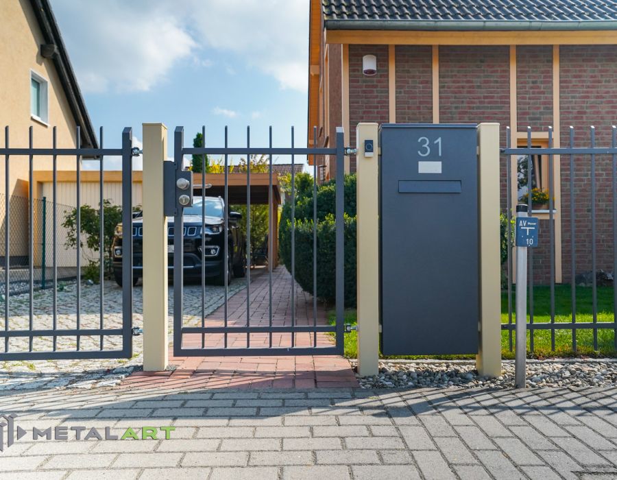 Zaunprojekt, Zaunportfolio, Zaunmuster, Schmiedezaun, Schmiedezäune, Zaunanlage Projekt, Zaun Metal Art, Zäune aus Polen, Zaun Berlin, Zaun günstig kaufen, Zäune und Tore, klassische Zäune, Gartenzaun, Gartenzäune