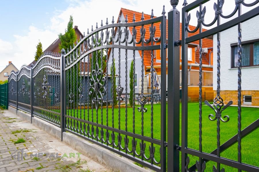 Ornament im Zaun, Zaunprojekt, Schmiedezaun, Zaunanlage in Welle, Zaun Metal Art, Zäune aus Polen, Zaun Berlin, Zäune und Tore, klassische Zäune, Schmuckzäune, Gartenzaun