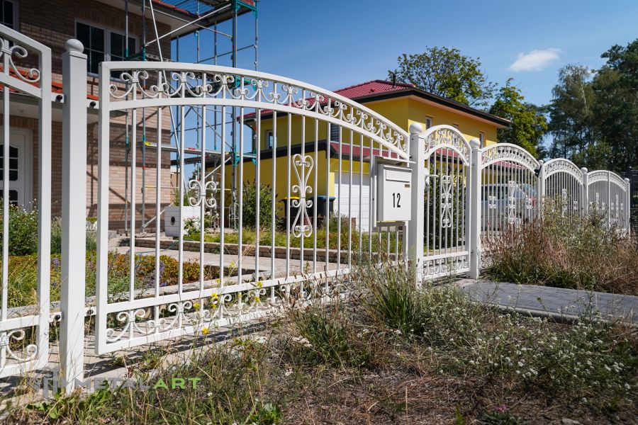 Schmuckzaun, Ornament im Zaun, Zaunprojekt, Schmiedezaun, Zaunanlage in Welle, Zaun Metal Art, Zäune aus Polen, Zaun Berlin, Zäune und Tore, klassische Zäune, Schmuckzäune, Gartenzaun