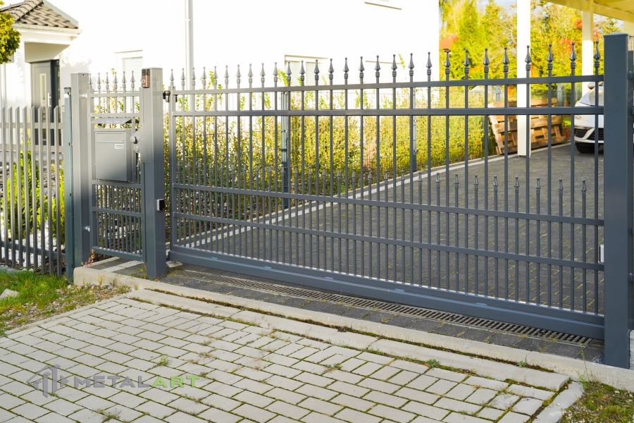Schiebetor, Zaunprojekt, Zaunportfolio, Zaunmuster, Schmiedezaun, Schmiedezäune, Zaunanlage Projekt, Zaun Metal Art, Zäune aus Polen, Zaun Berlin, Zaun günstig kaufen, Zäune und Tore, klassische Zäune, Schmuckzaun, Schmuckzäune, Gartenzaun, Gartenzäune
