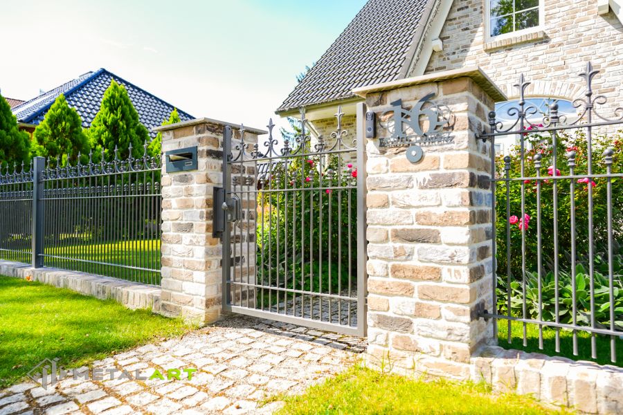 Der klassische Zaun, Zaunprojekt, Zaunportfolio, Zaunmuster, Schmiedezaun, Schmiedezäune, Zaunanlage Projekt, Zaun Metal Art, Zäune aus Polen, Zaun Berlin, Zaun günstig kaufen, Zäune und Tore, klassische Zäune, Gartenzaun, Gartenzäune