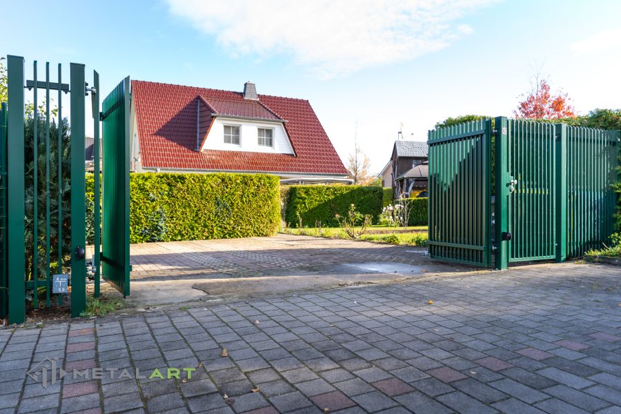 Zaunprojekt mit Schiebetor mit integrierter Pforte, Zaunportfolio, moderne Zäune, Zaunanlage Projekt, Zaun Metal Art, Zäune aus Polen, Zaun Berlin, Zaun günstig kaufen, Zäune und Tore