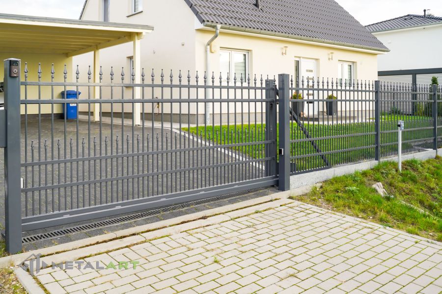 Zaunprojekt, Zaunportfolio, Zaunmuster, Schmiedezaun, Schmiedezäune, Zaunanlage Projekt, Zaun Metal Art, Zäune aus Polen, Zaun Berlin, Zaun günstig kaufen, Zäune und Tore, klassische Zäune, Schmuckzaun, Schmuckzäune, Gartenzaun, Gartenzäune