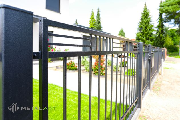 Rahmenzaun, Zaunprojekt, Zaunportfolio, Zaunmuster, Schmiedezaun, Schmiedezäune, Zaunanlage Projekt, Zaun Metal Art, Zäune aus Polen, Zaun Berlin, Zaun günstig kaufen, Zäune und Tore, klassische Zäune, Gartenzaun, Gartenzäune