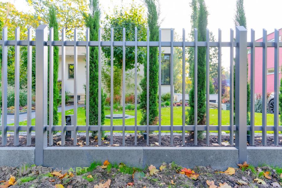 Moderne Zaunanlage mit Schiebetor, Zaunprojekt, Zaunportfolio, moderne Zäune, Zaunanlage Projekt, Zaun Metal Art, Zäune aus Polen, Zaun Berlin, Zaun günstig kaufen, Zäune und Tore