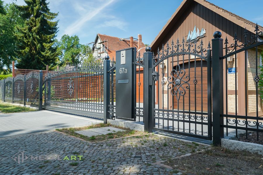 Ornament im Zaun, Zaunprojekt, Schmiedezaun, Zaunanlage in Welle, Zaun Metal Art, Zäune aus Polen, Zaun Berlin, Zäune und Tore, klassische Zäune, Schmuckzäune, Gartenzaun