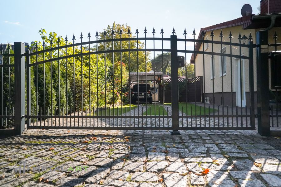 Zaunprojekt, Zaunportfolio, Zaunmuster, Schmiedezaun, Schmiedezäune, Zaunanlage Projekt, Zaun Metal Art, Zäune aus Polen, Zaun Berlin, Zaun günstig kaufen, Zäune und Tore, klassische Zäune, Gartenzaun, Gartenzäune