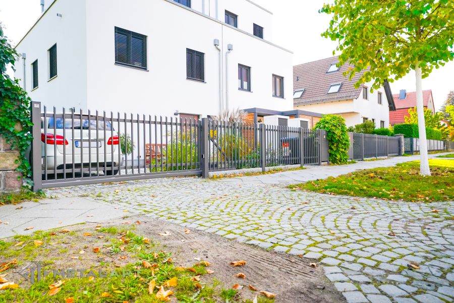 Zaunprojekt mit Schiebetor mit integrierter Pforte, Zaunportfolio, moderne Zäune, Zaunanlage Projekt, Zaun Metal Art, Zäune aus Polen, Zaun Berlin, Zaun günstig kaufen, Zäune und Tore