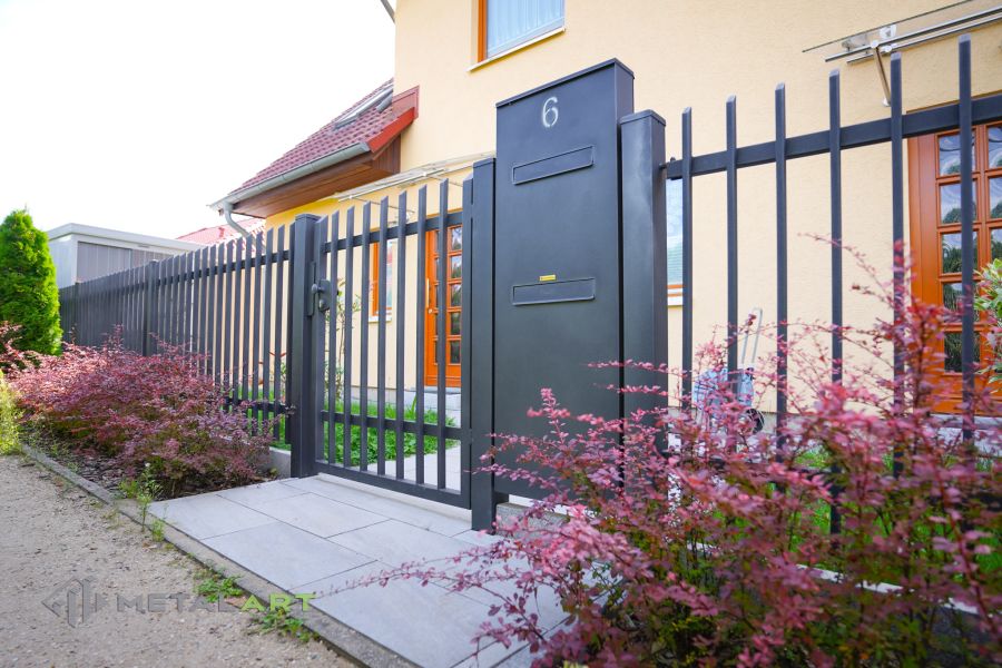 Zaunprojekt mit Schiebetor mit integrierter Pforte, Zaunportfolio, moderne Zäune, Zaunanlage Projekt, Zaun Metal Art, Zäune aus Polen, Zaun Berlin, Zaun günstig kaufen, Zäune und Tore