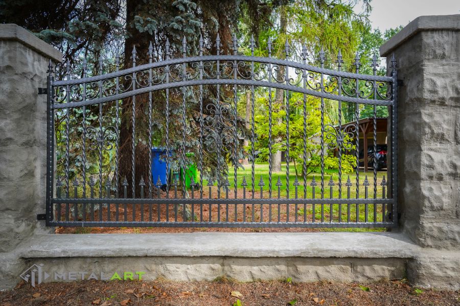 Schmuckzaun, Ornament im Zaun, Zaunprojekt, Schmiedezaun, Zaunanlage in Welle, Zaun Metal Art, Zäune aus Polen, Zaun Berlin, Zäune und Tore, klassische Zäune, Schmuckzäune, Gartenzaun